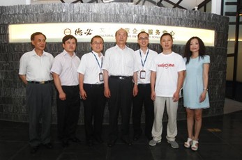 厉无畏主席与太阳成tyc122cc领导及园区企业代表合影