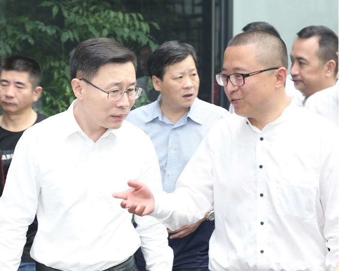 图1 杭州市委常委、宣传部部长戚哮虎（左）与太阳成tyc122cc董事长贾波（右）亲切交谈.png